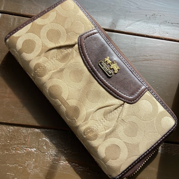 Coach Purse with matching Wallet - Picture 10 of 10